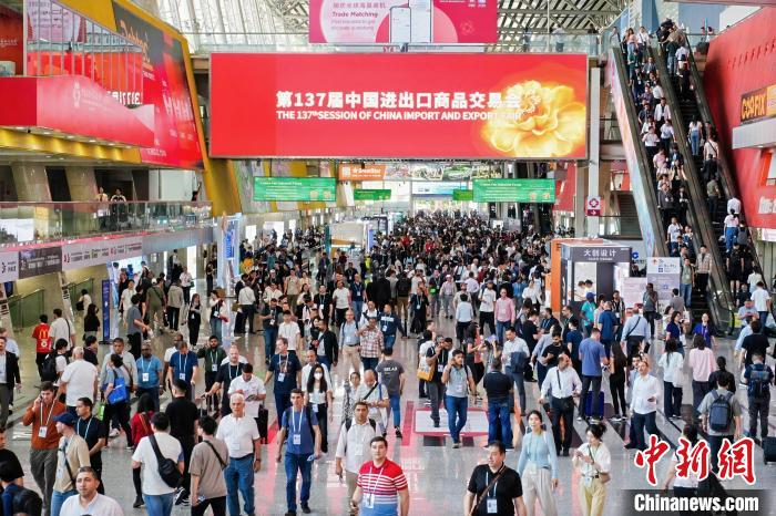 Smart Manufacturing QGM skinner på Canton Fair | QGM -aktier Lad verden se kraften i kinesiske murstenmaskiner