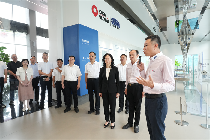 Stedfortrædende guvernør Jiang Erxiong førte et team til at undersøge Quangong Machinery Co., Ltd for at hjælpe Quanzhou med at opbygge en smart produktionsby