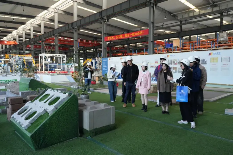 Med fokus på oversøiske udviklingsbehov samarbejder Quangong Machinery Co., Ltd. med Fuzhou University of Foreign Studies and Trade for at dyrke internationalt orienterede talenter.