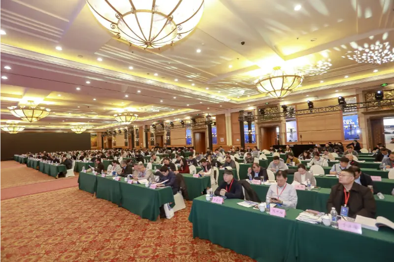 Quangong Machinery Co., Ltd. deltager i det 9. forum om omfattende udnyttelse af industrielt fast affald i Beijing-Tianjin-Hebei-regionen og de omkringliggende områder, med fokus på grøn og intelligent teknologisk innovation inden for murstensfremstilling af fast affald